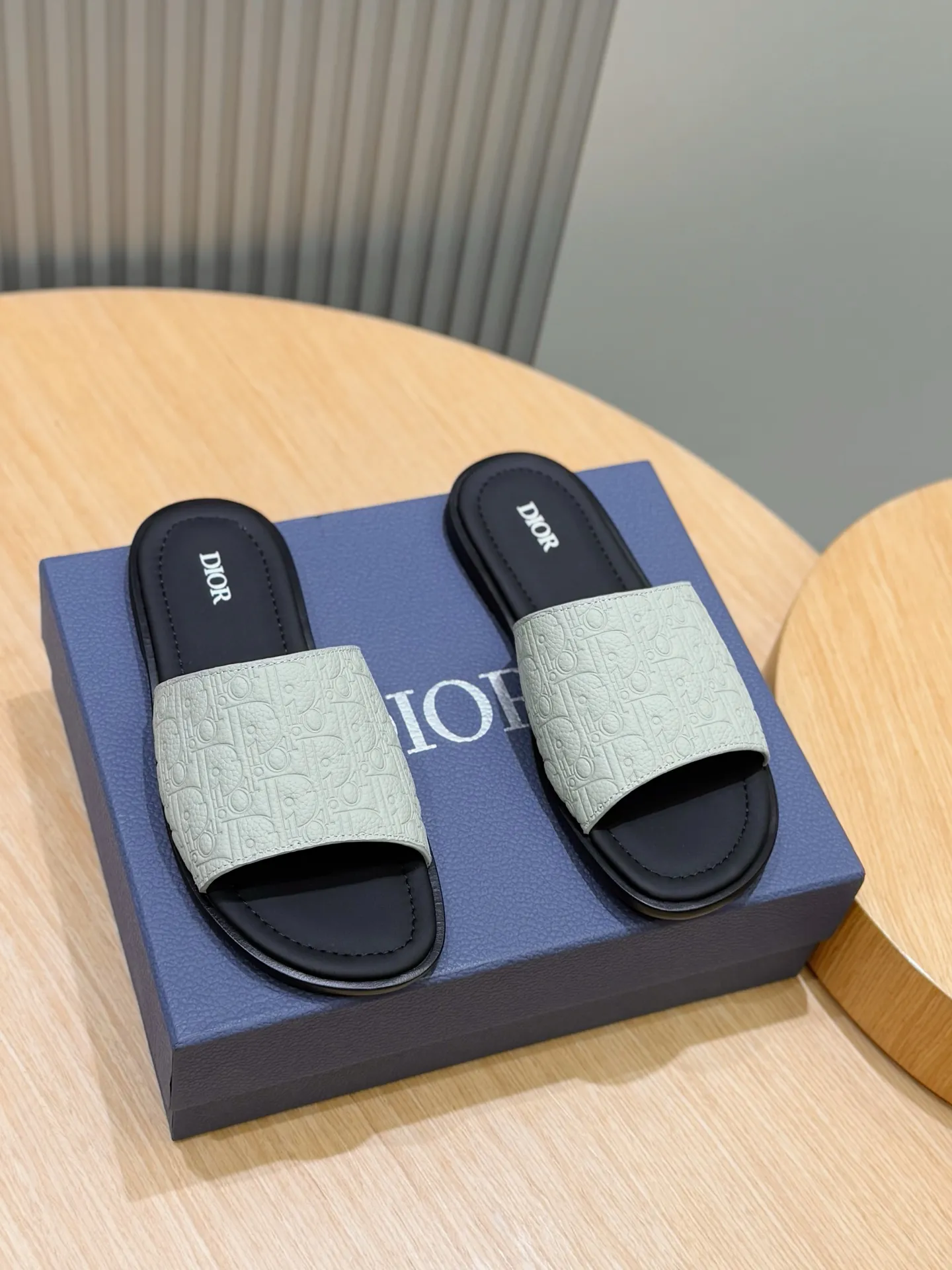 Men's Men's Shoes 💰320 [New Style] 🐝🐝Dior Alias ​​men's leather slippers. This Alias ​​sandal is a new summer product, showing a casual and elegant style. Carefully crafted from grained cow leather and Oblique printed fabric, with cowhide lining! Cross-strap design with metal-clad brass CD Diamond logo. The imported cowhide leather and rubber sole adds sophistication and comfort, while Oblique print-effect anti-slip panels add style. Size: 39-44 (customized at 38.45)